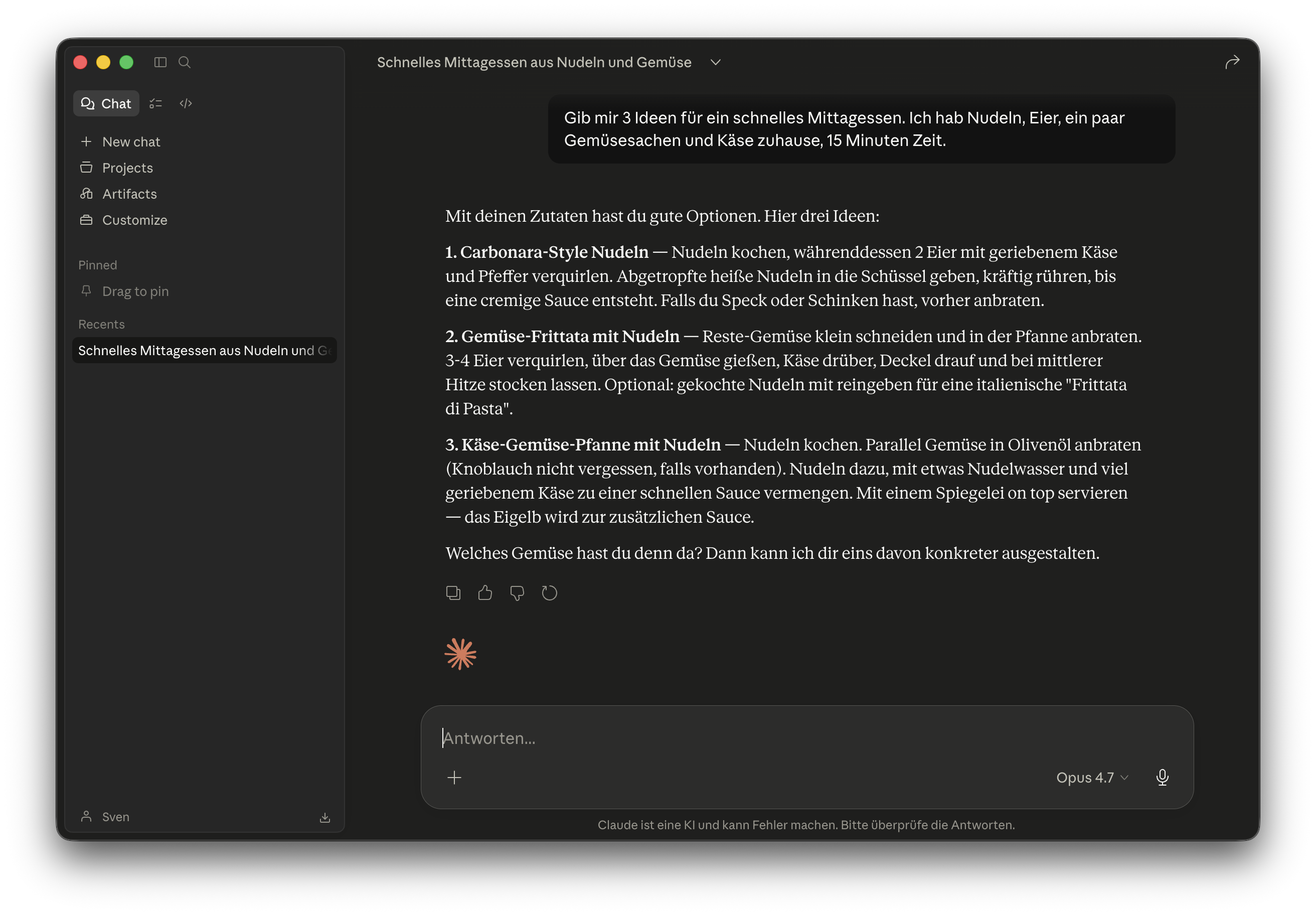 Screenshot der Claude Desktop-App: Eine User-Frage nach drei schnellen Mittagessen-Ideen mit den verfügbaren Zutaten. Claude antwortet mit drei nummerierten Rezept-Vorschlägen (Carbonara-Style Nudeln, Gemüse-Frittata mit Nudeln, Gemüse-Käse-Pfanne) und fragt am Ende nach, welches Gemüse zur Verfügung steht.