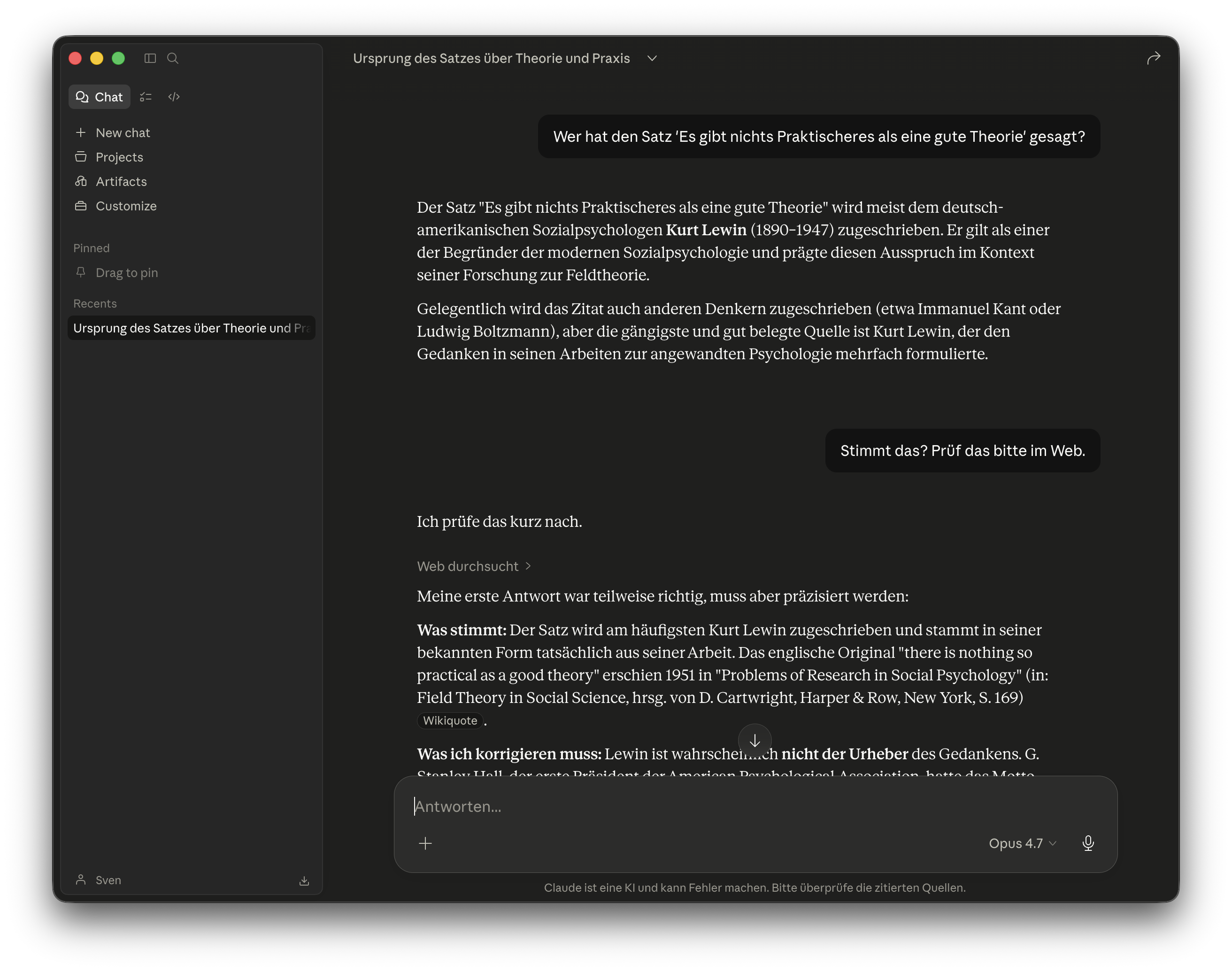Screenshot der Claude Desktop-App: User-Frage nach dem Urheber des Zitats "Es gibt nichts Praktischeres als eine gute Theorie". Claude attribuiert zunächst Kurt Lewin. Nach der Rückfrage "Stimmt das? Prüf das bitte im Web." durchsucht Claude das Web und präzisiert die Antwort mit Wikipedia als Quelle.